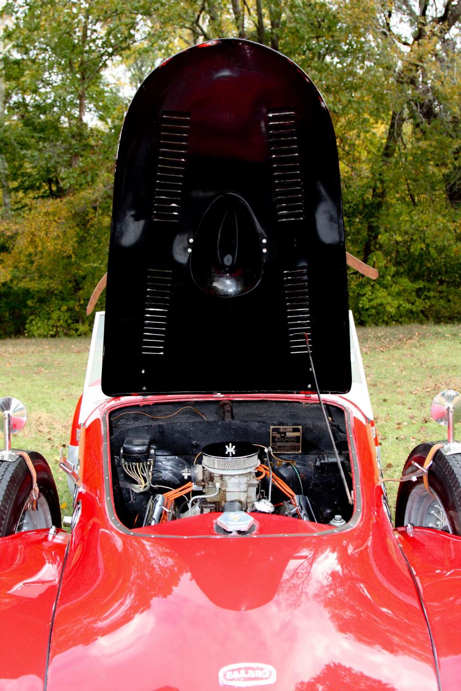 Моторный отсек Allard K2 Roadster 1952 года  (фото 7 из 14)